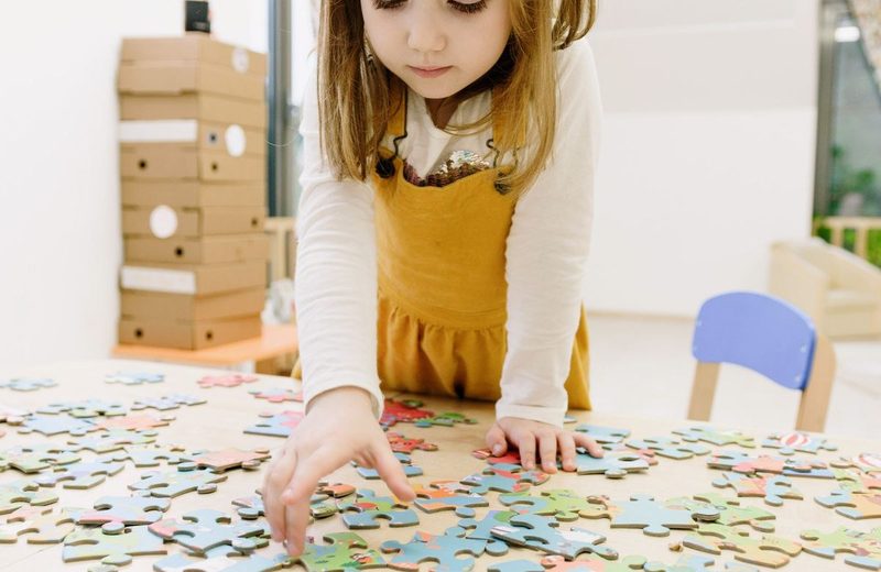Dziecko układające puzzle