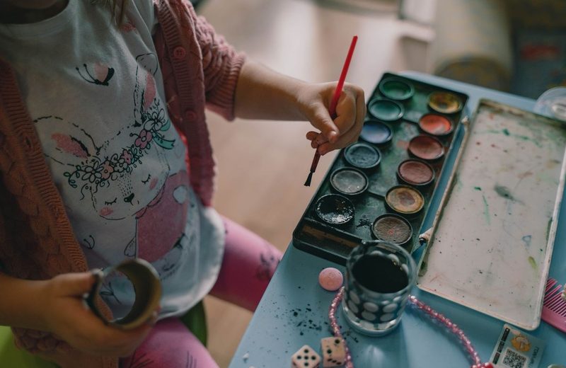 Dziecko malujące farbami